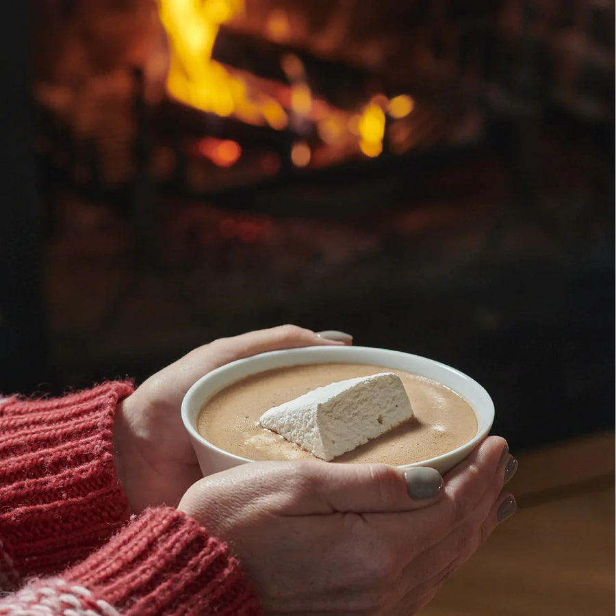 Hot chocolate shaker, flakes and marshmallows gift set